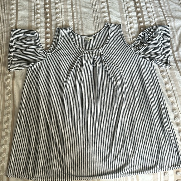 Max Studio Cold Shoulder - Picture 2 of 4